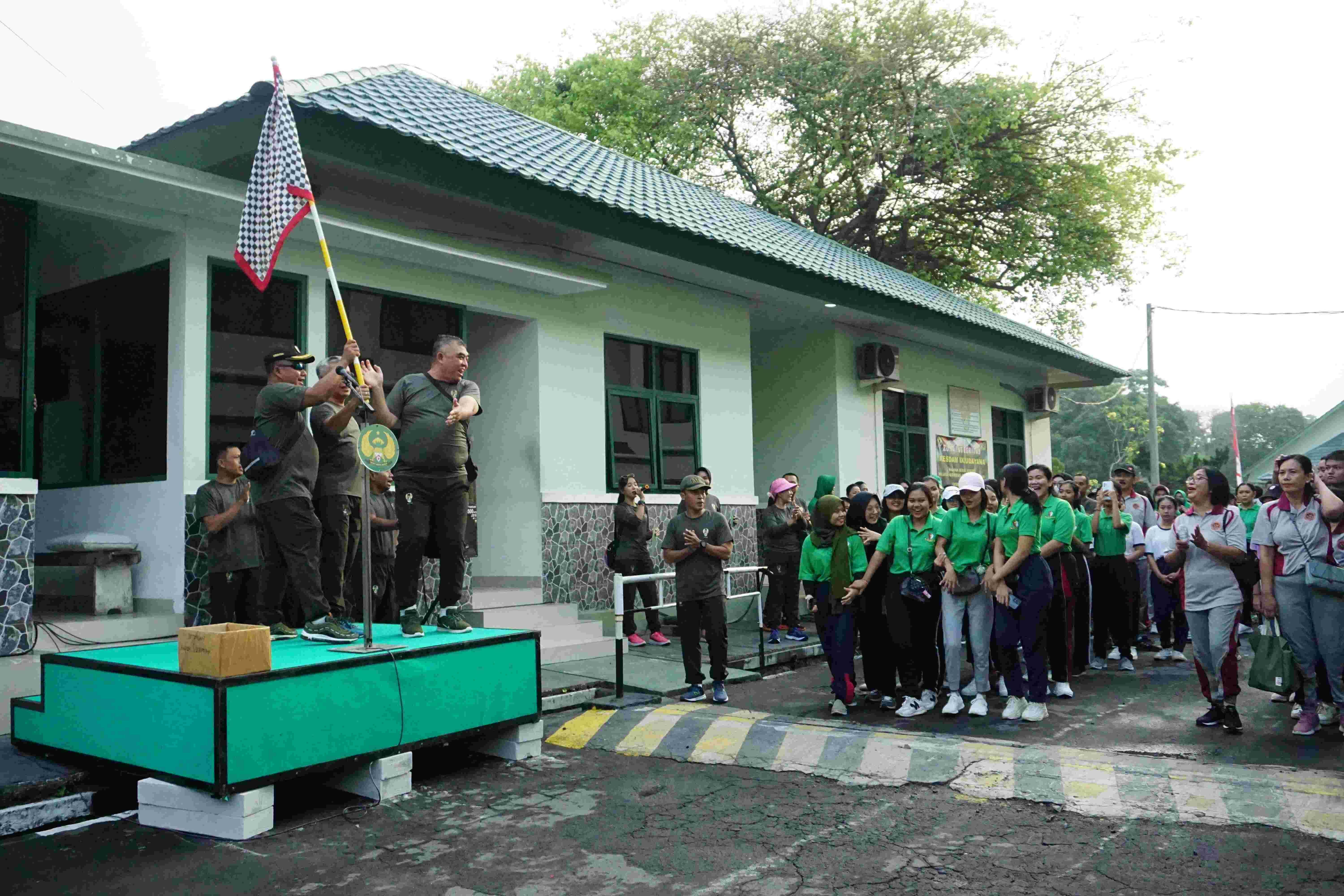 JALAN SANTAI DALAM RANGKA HUT TNI KESEHATAN ANGKATAN DARAT KE-78