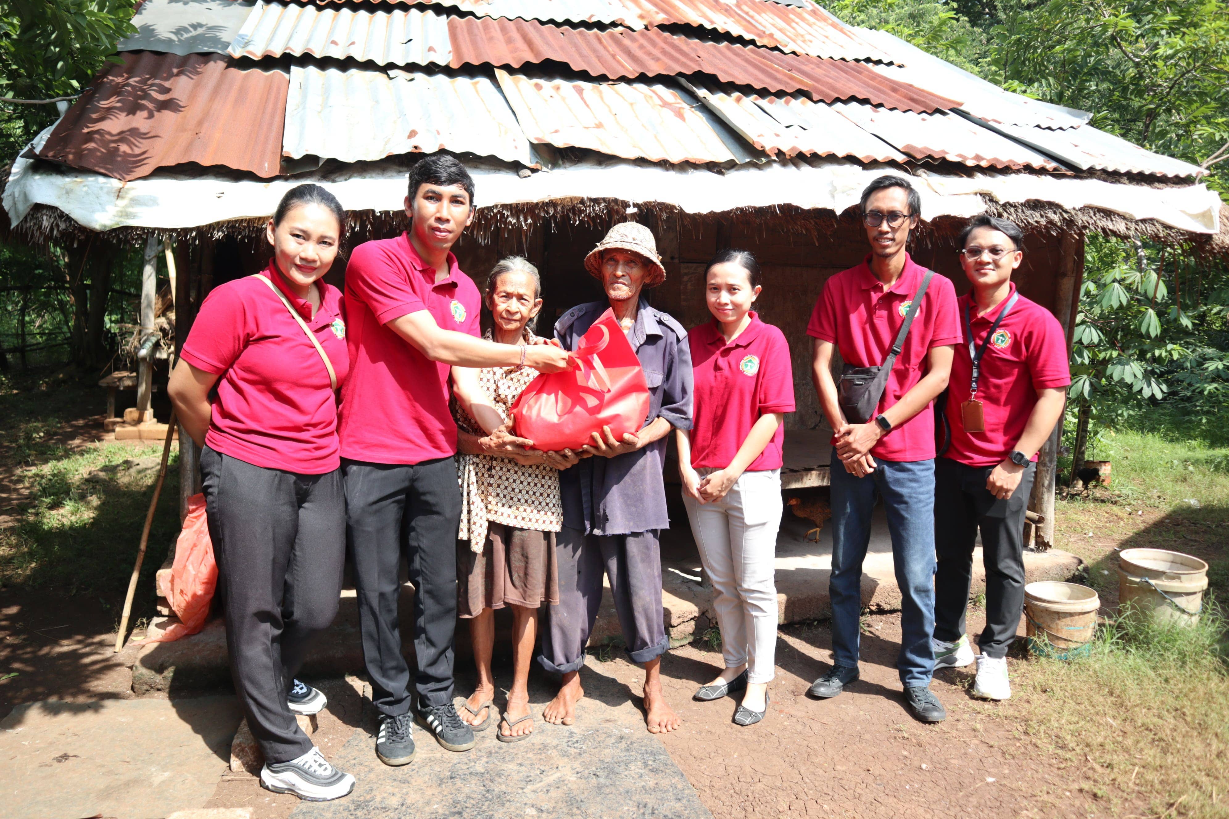 Peringati Hari Perawat Nasional, DPK PPNI RSUNUD Bagikan Sembako