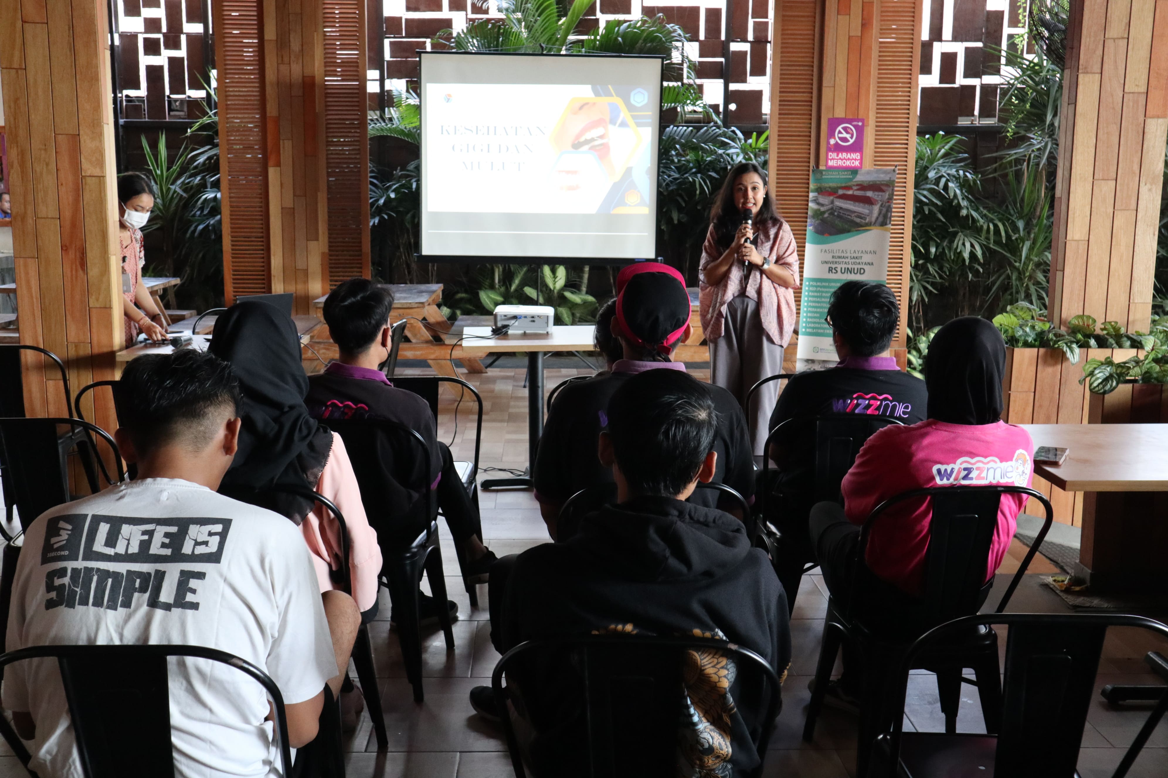 RS Unud ajak Karyawan Outlet Wizzmie Jimbaran menjaga Kesehatan Gigi dan Mulut